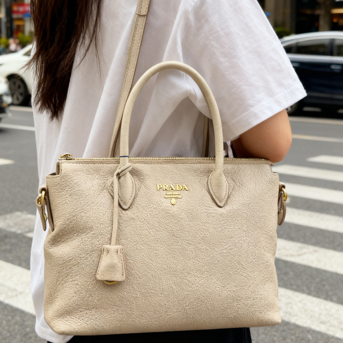 95新 Prada/普拉达 新款奶茶色全皮饺子包手提斜挎包18255963