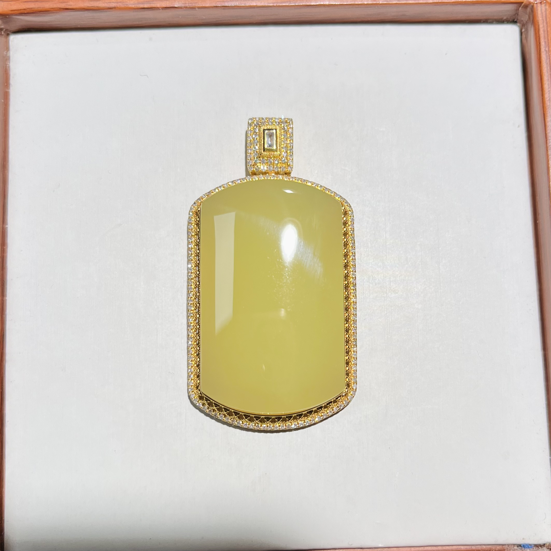 精品新疆和田玉若羌黄口鸡油黄牌子大吊坠