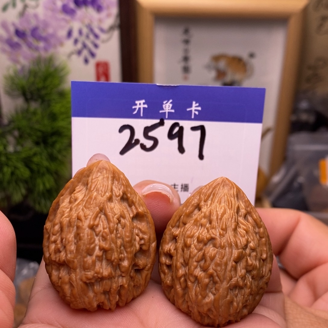 文玩核桃吊坠坐佛。边33。全品。丹