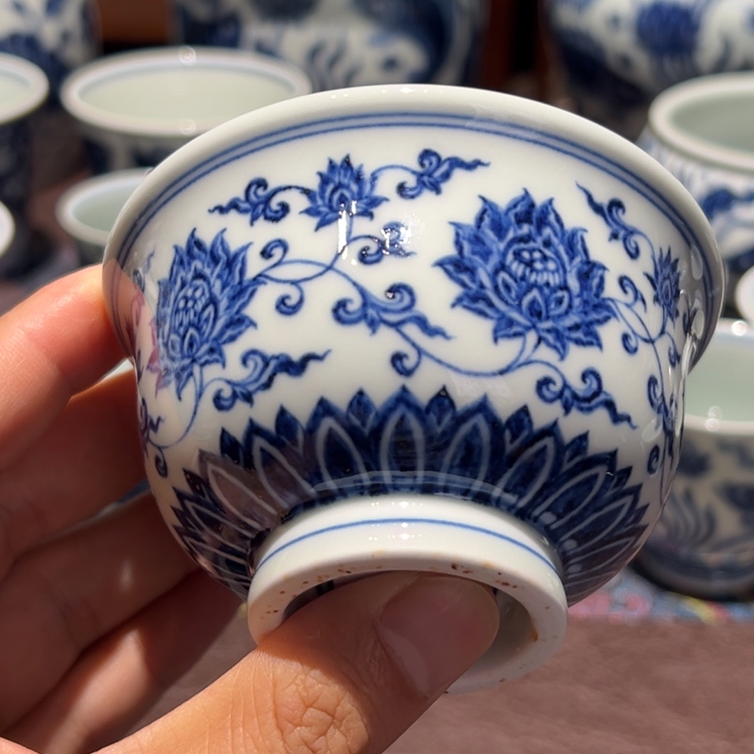 精品青花缠枝莲金刚莲压手杯口径约9.3厘米