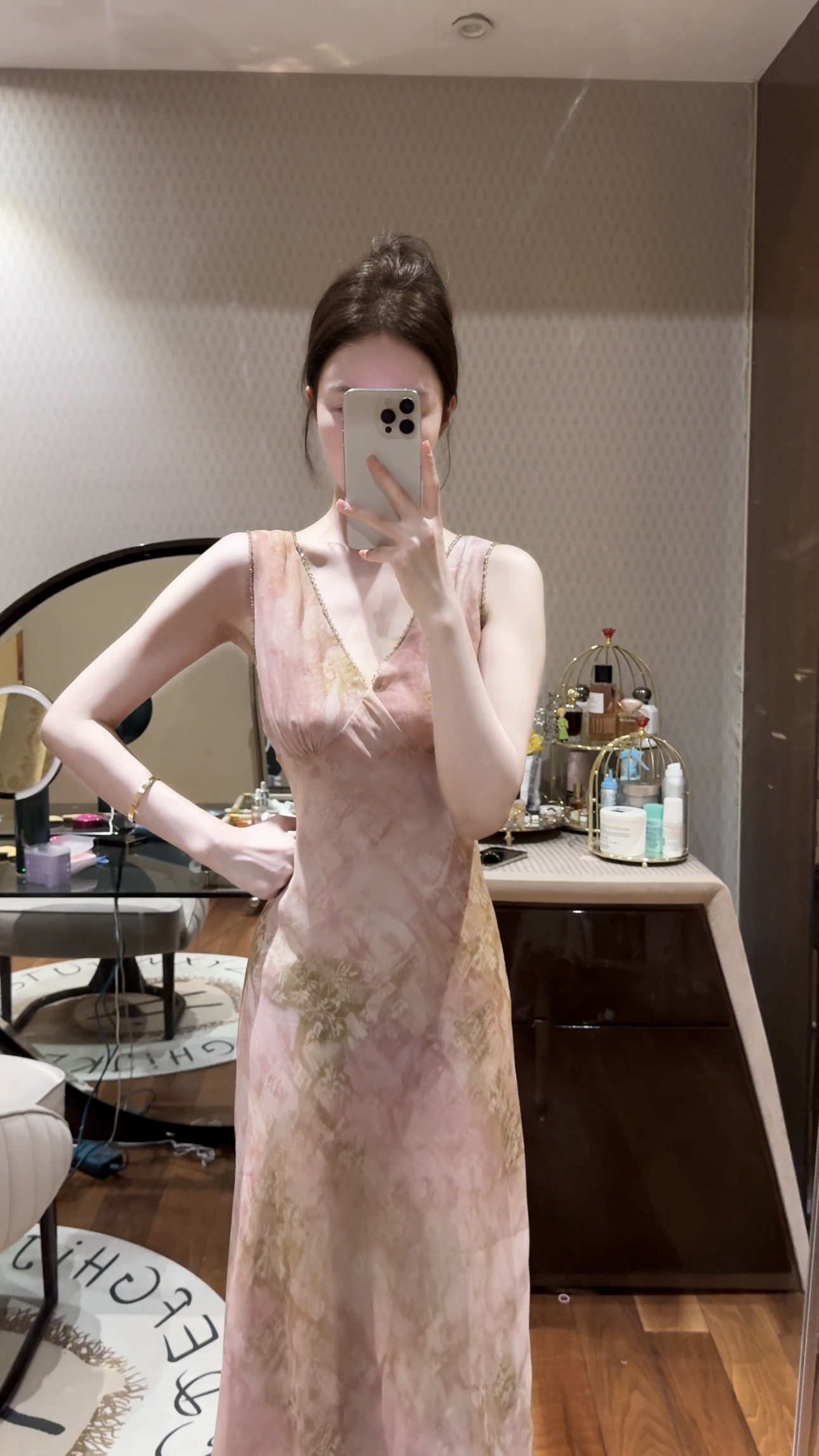 闪闪定制 肤若凝脂 温柔显白性感斜裁显瘦带钻V领连衣裙长裙2544