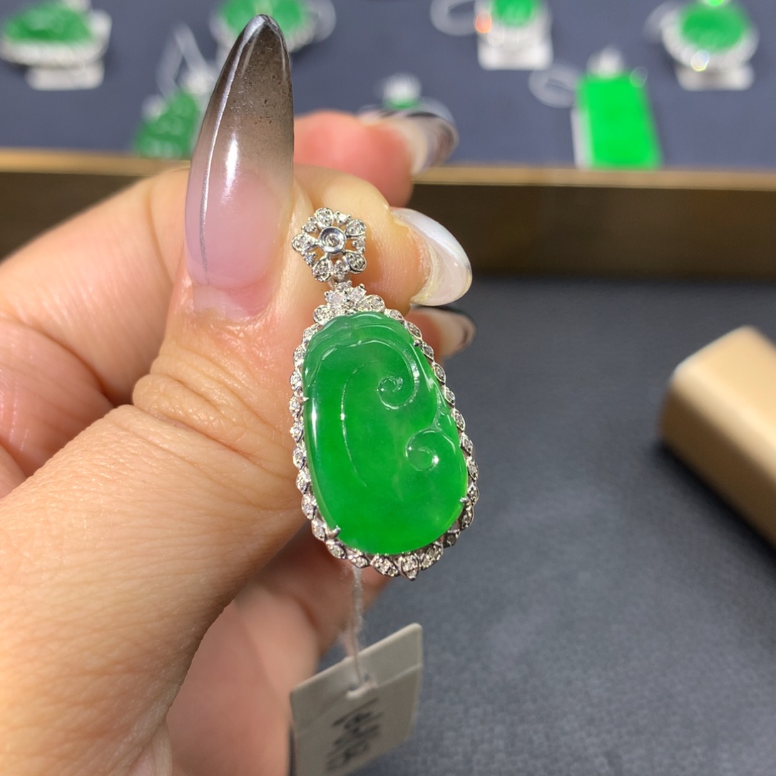 翡翠颈饰18K金镶嵌翡翠