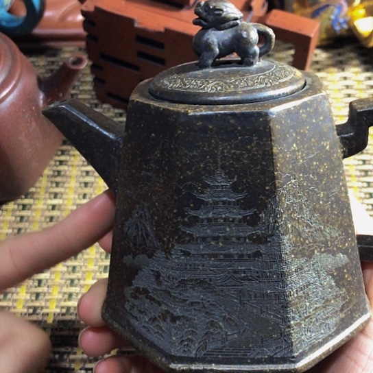 紫砂茶壶原矿泥料手工制作的紫砂壶。