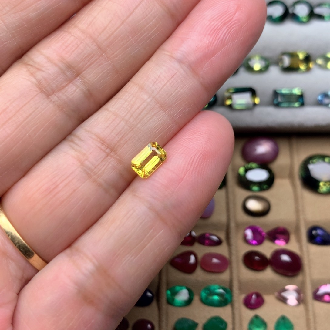 蓝宝石裸石未镶嵌