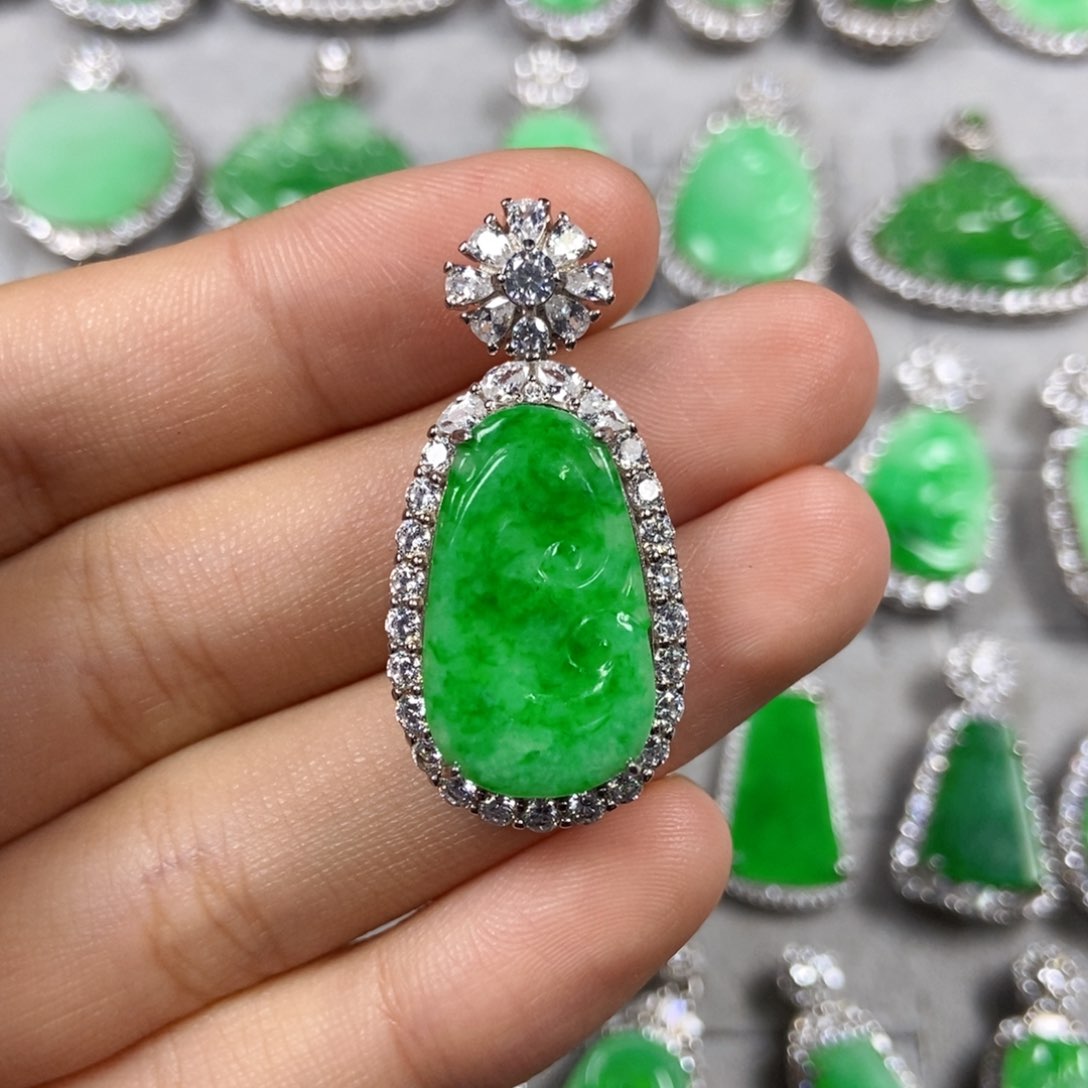 翡翠未镶嵌颈饰如意