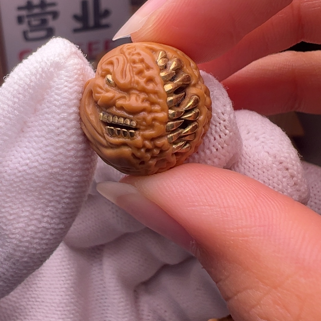猴头核桃把件镶嵌款吞噬小丑18左右尺寸全品有正常封口线