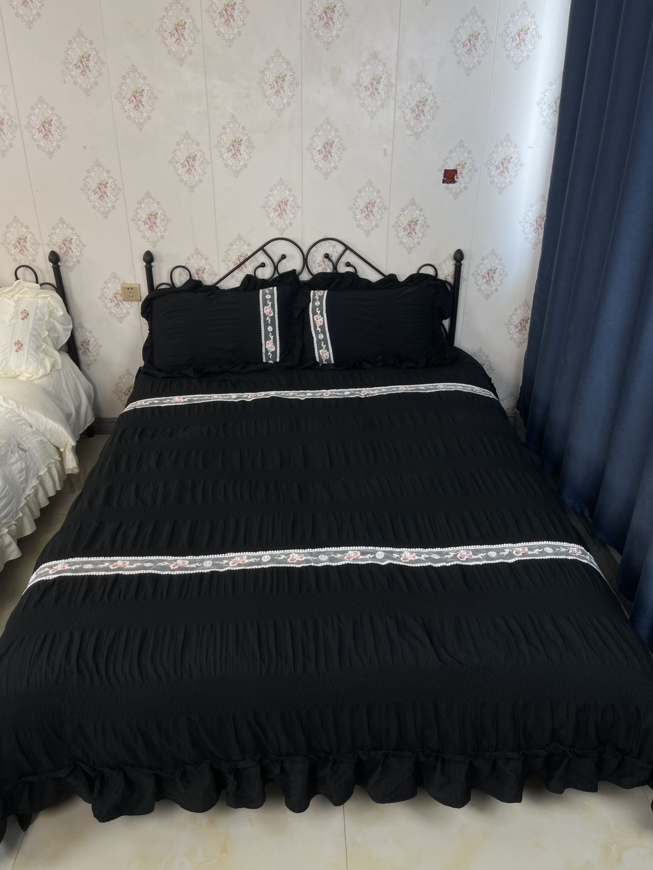 新疆包邮法式泡泡纱水洗棉床上四件套公主碎花刺绣被套（黑色）