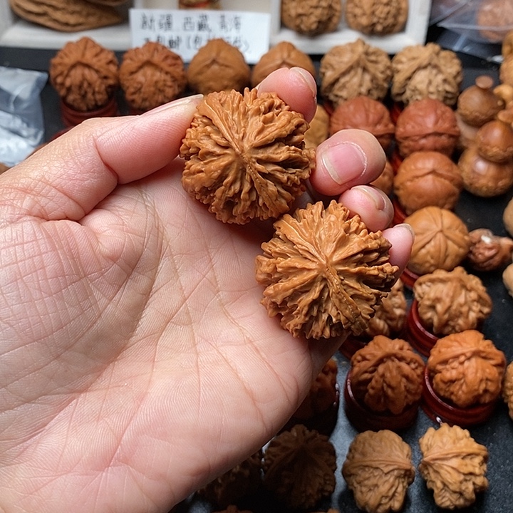 文玩核桃吊坠火麒麟