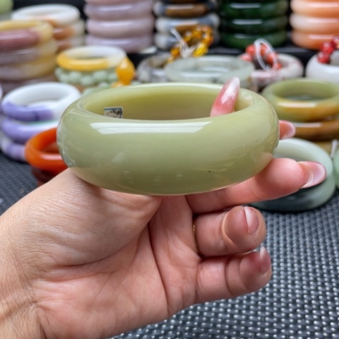未镶嵌手镯石英岩玉