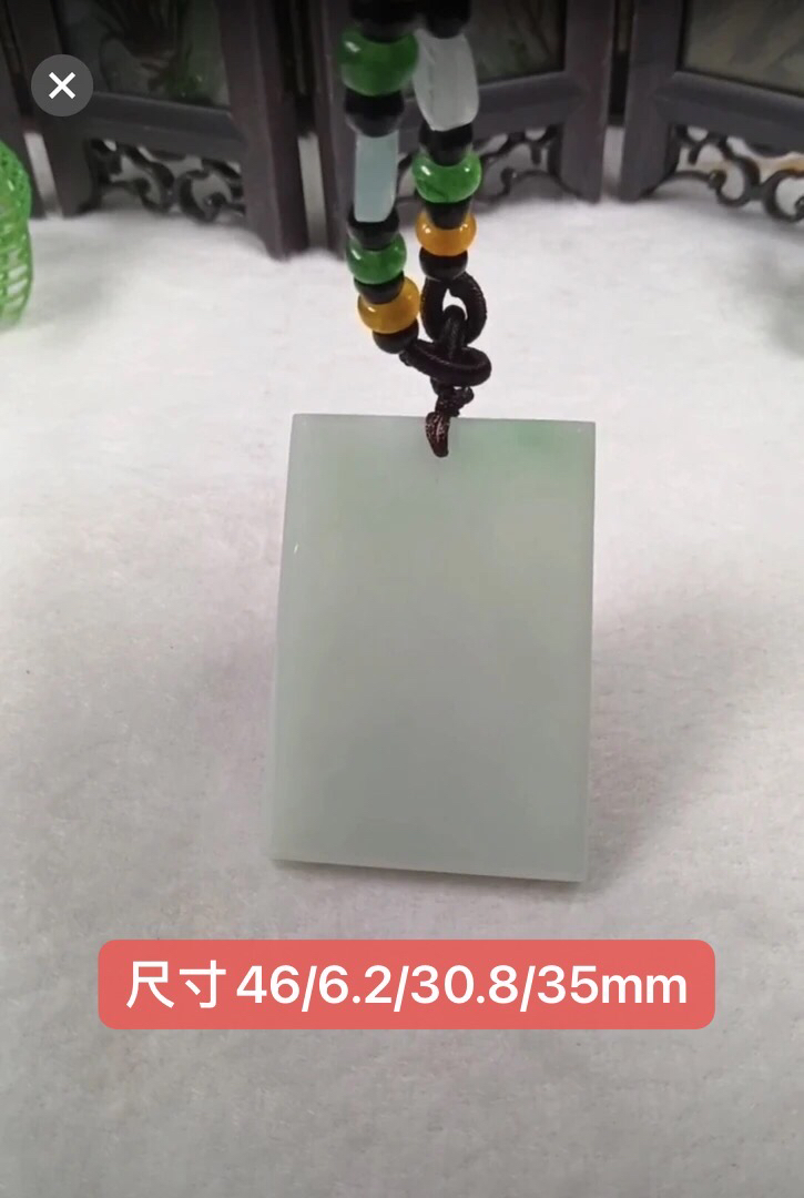 无事牌吊坠，翡翠A货，厚重大器。淡绿底色,尺寸:46/6.2/30.8/35