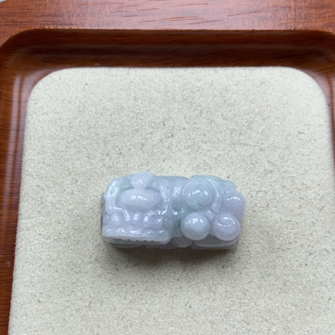 翡翠未镶嵌颈饰霸王貔貅