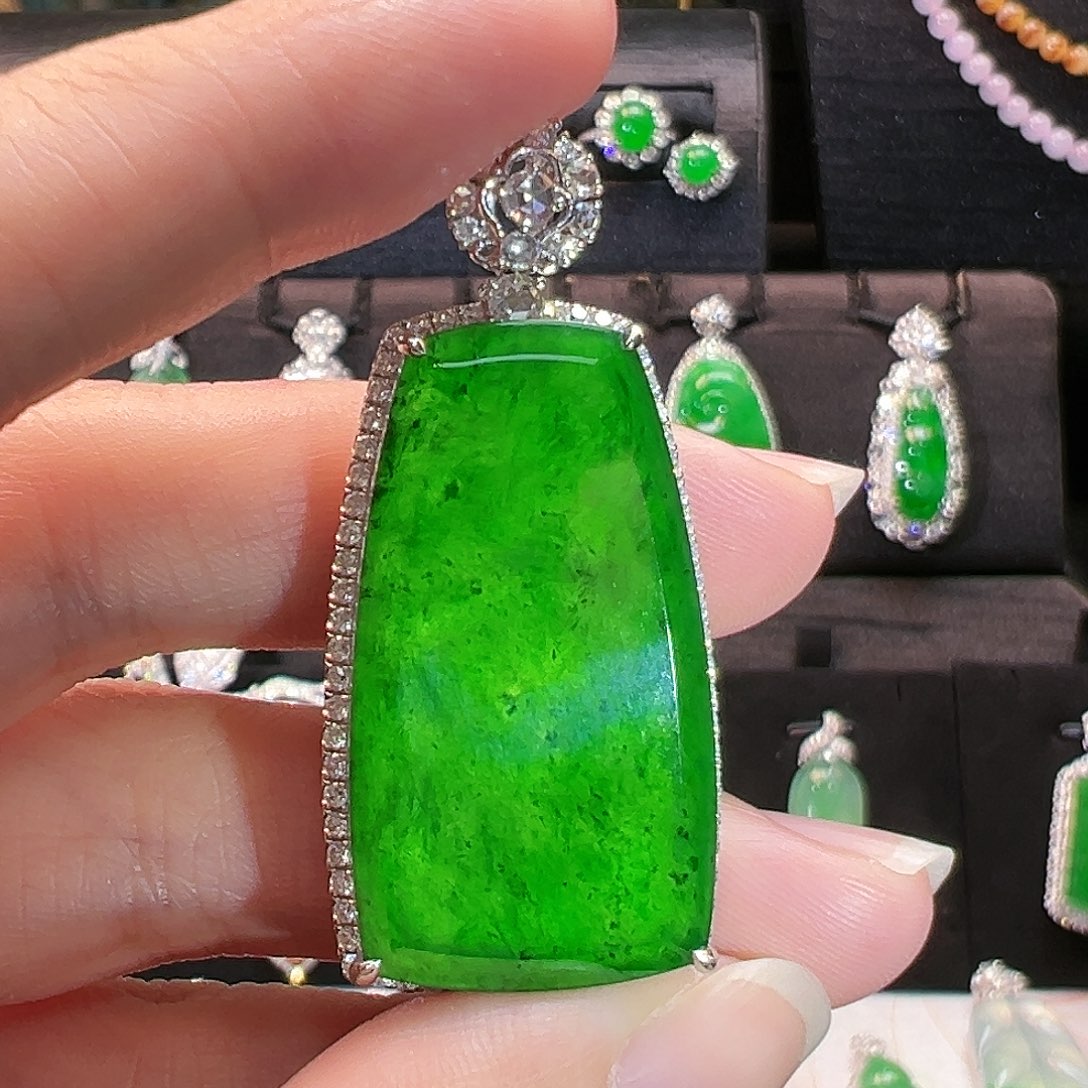 翡翠吊坠(不含链)18K金镶嵌高冰辣阳飘花无事牌