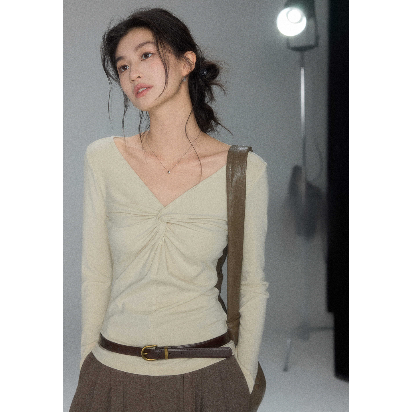 贰羊设计【星临】设计感扭结V领长袖T恤女修身百搭内搭打底针织衫