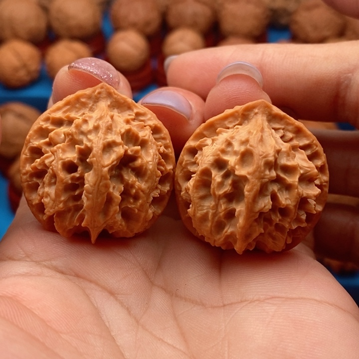 文玩核桃把件精品文玩手捻龙脊