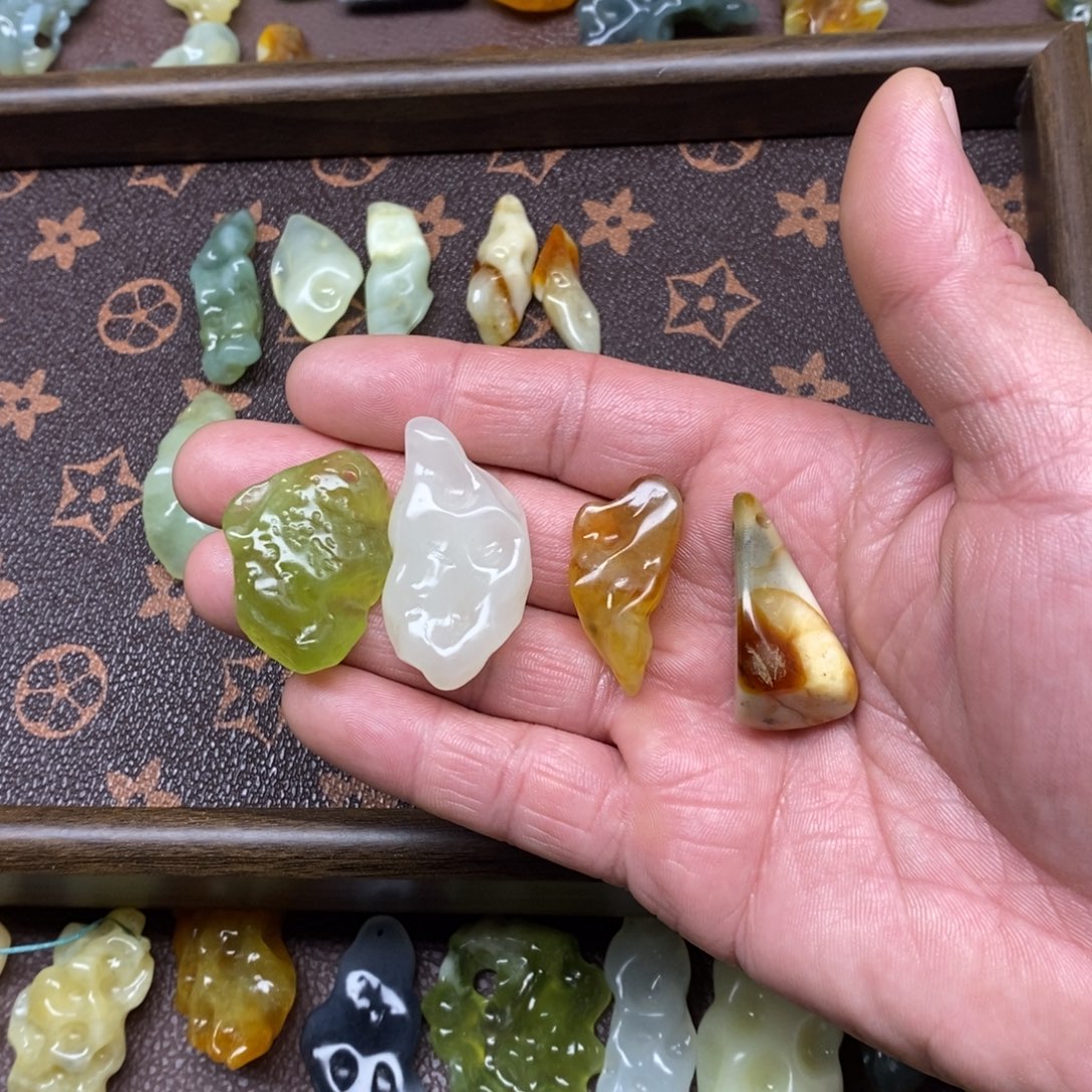 蛇纹石玉未镶嵌颈饰