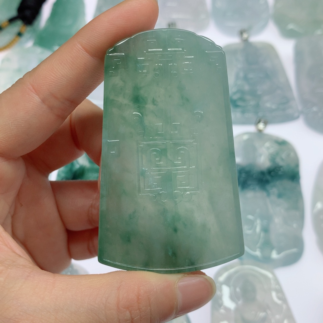 翡翠未镶嵌颈饰自**翔无事牌