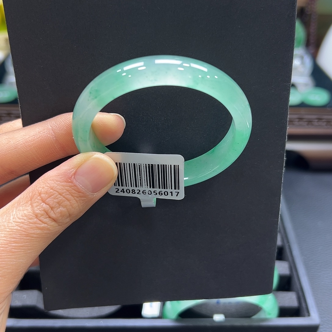 張***²石英质玉未镶嵌手镯