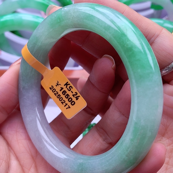 翡翠手镯未镶嵌翡翠