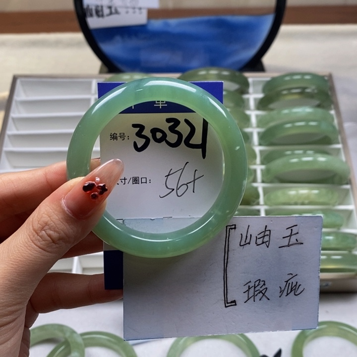 蛇纹石玉手镯未镶嵌