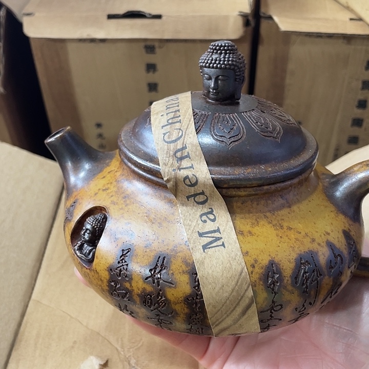 紫砂茶壶原矿泥料手工制作的一把紫砂壶。