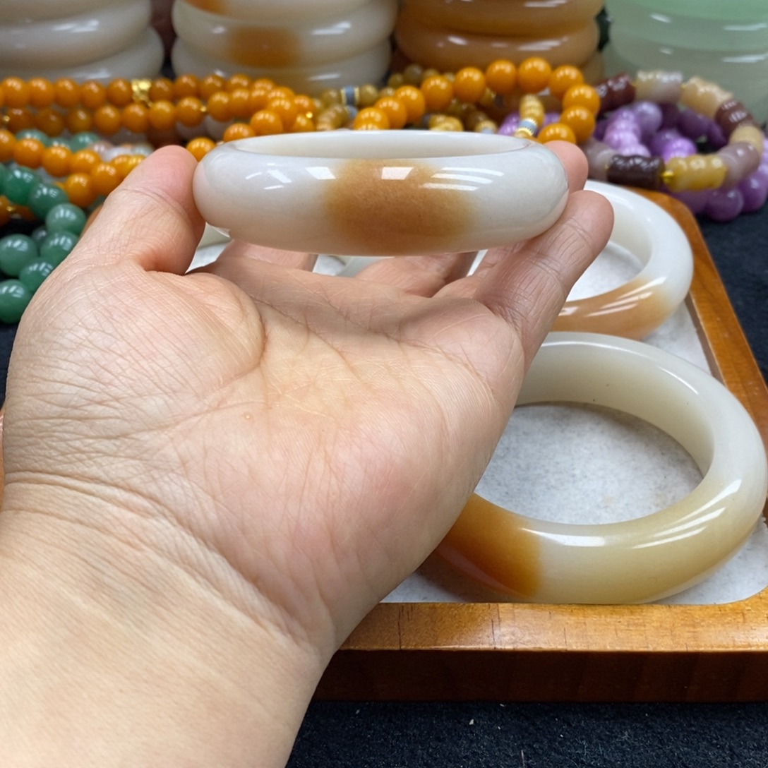 兖****石英质玉未镶嵌手镯