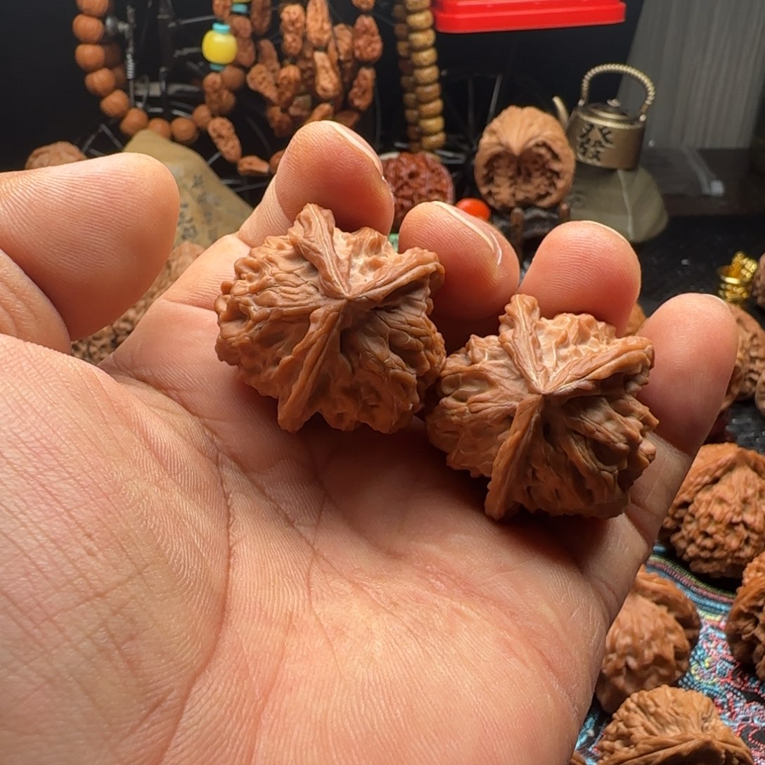 文玩核桃把件全品三棱35 烛龙佛灯