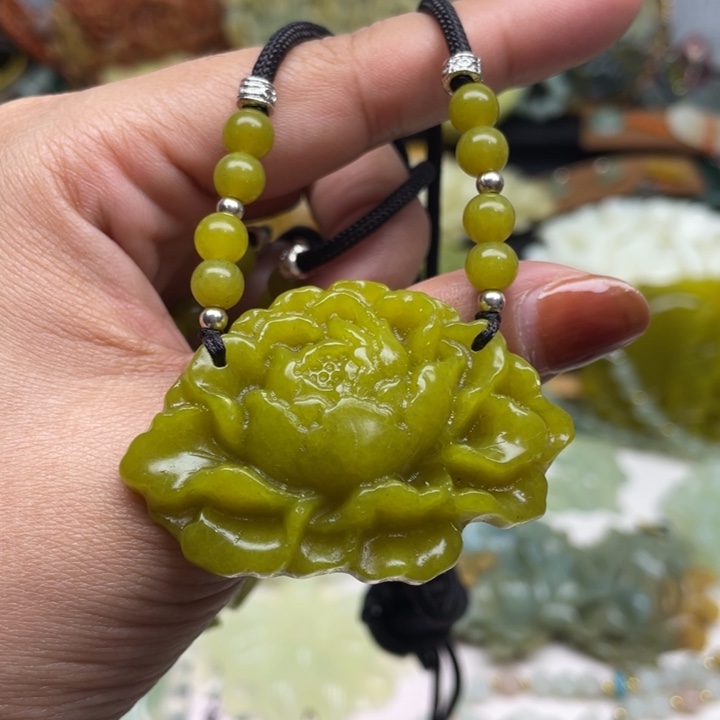 蛇纹石玉未镶嵌颈饰