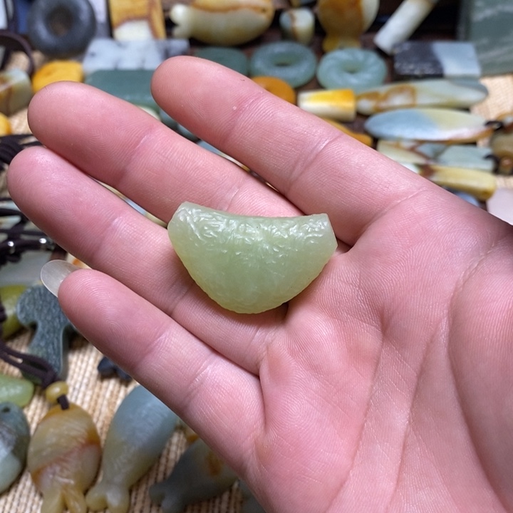 蛇纹石玉未镶嵌颈饰
