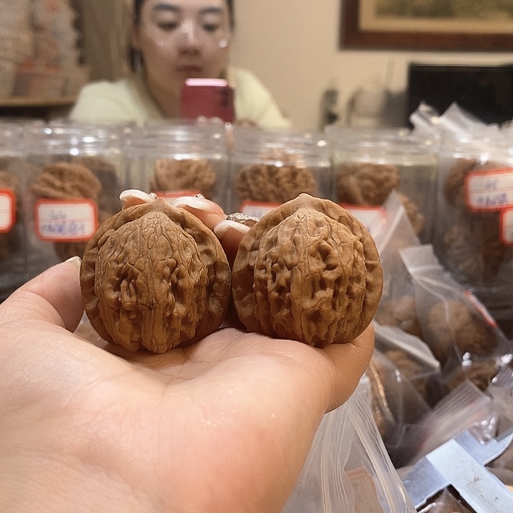 文玩核桃吊坠40大红袍有水尖