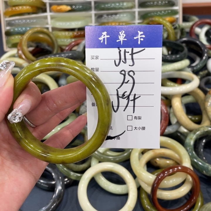 蛇纹石玉未镶嵌手镯