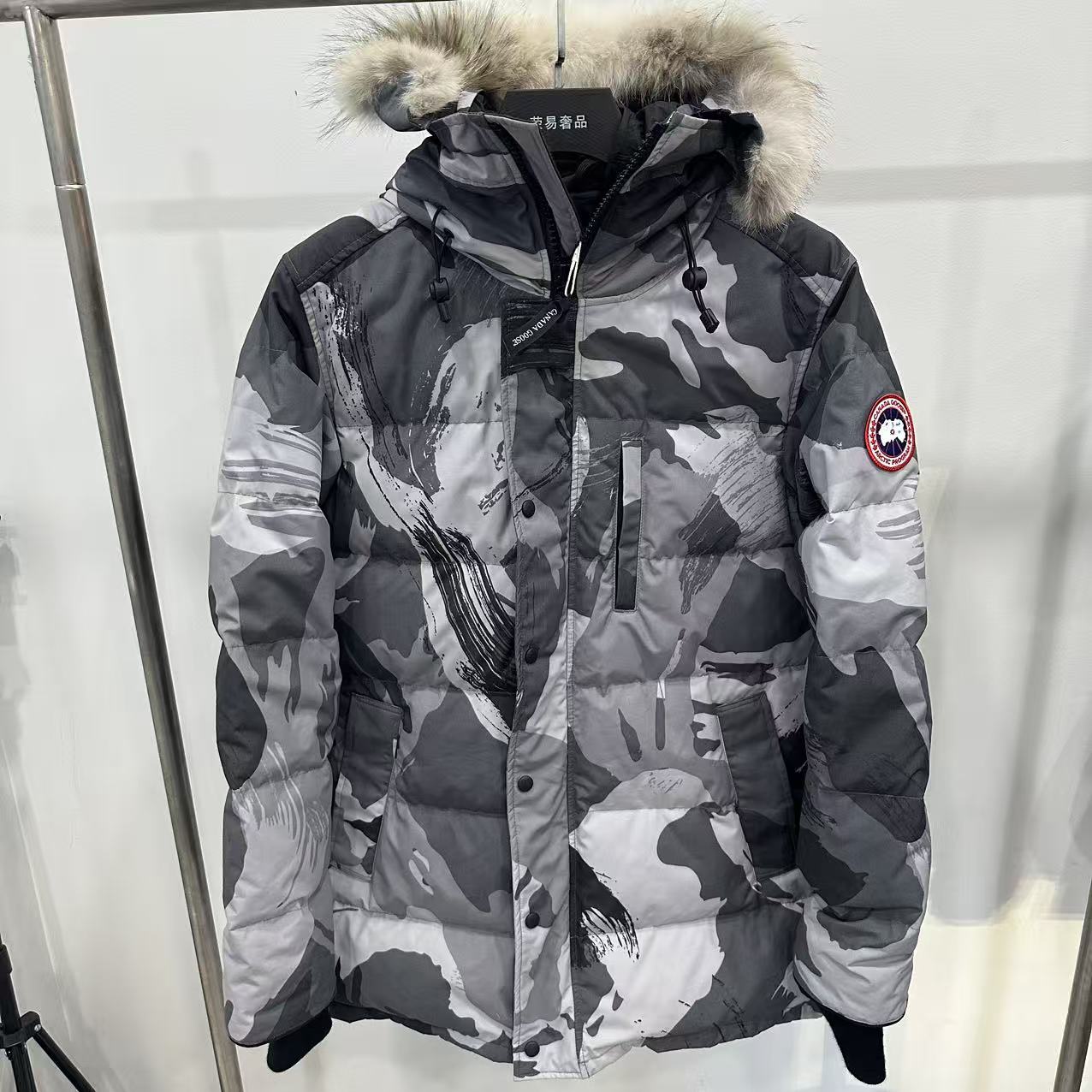 未使用 CANADA GOOSE 加拿大鹅/迷彩连帽徽标羽绒服/L码