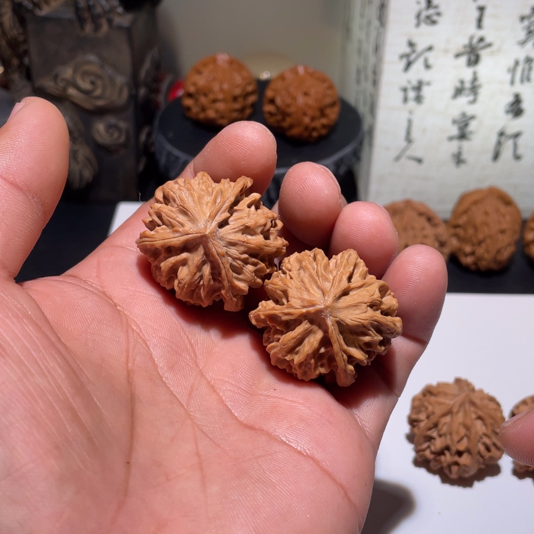 文玩核桃吊坠岐山三棱