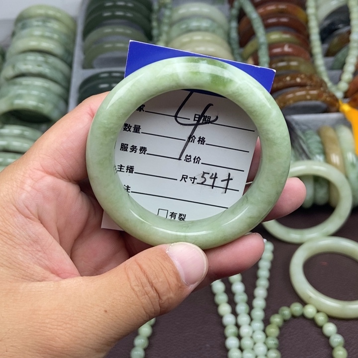 蛇纹石玉手镯未镶嵌