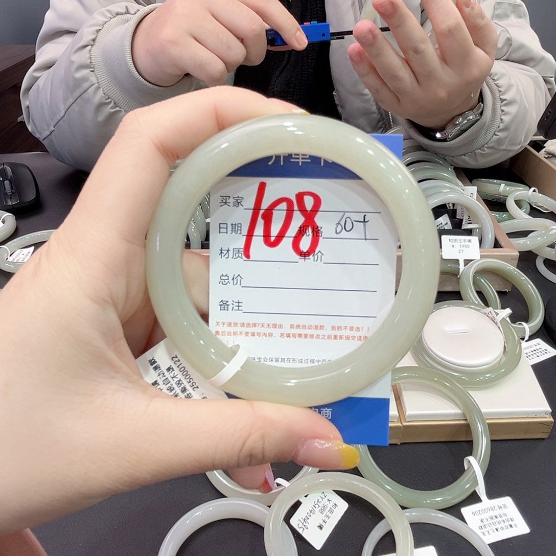 和田玉手镯未镶嵌