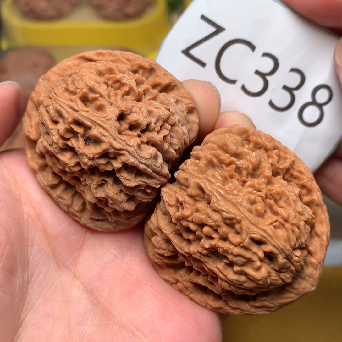 文玩核桃把件红皮三角疆43