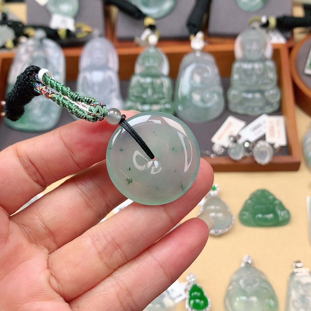 翡翠颈饰未镶嵌平安扣
