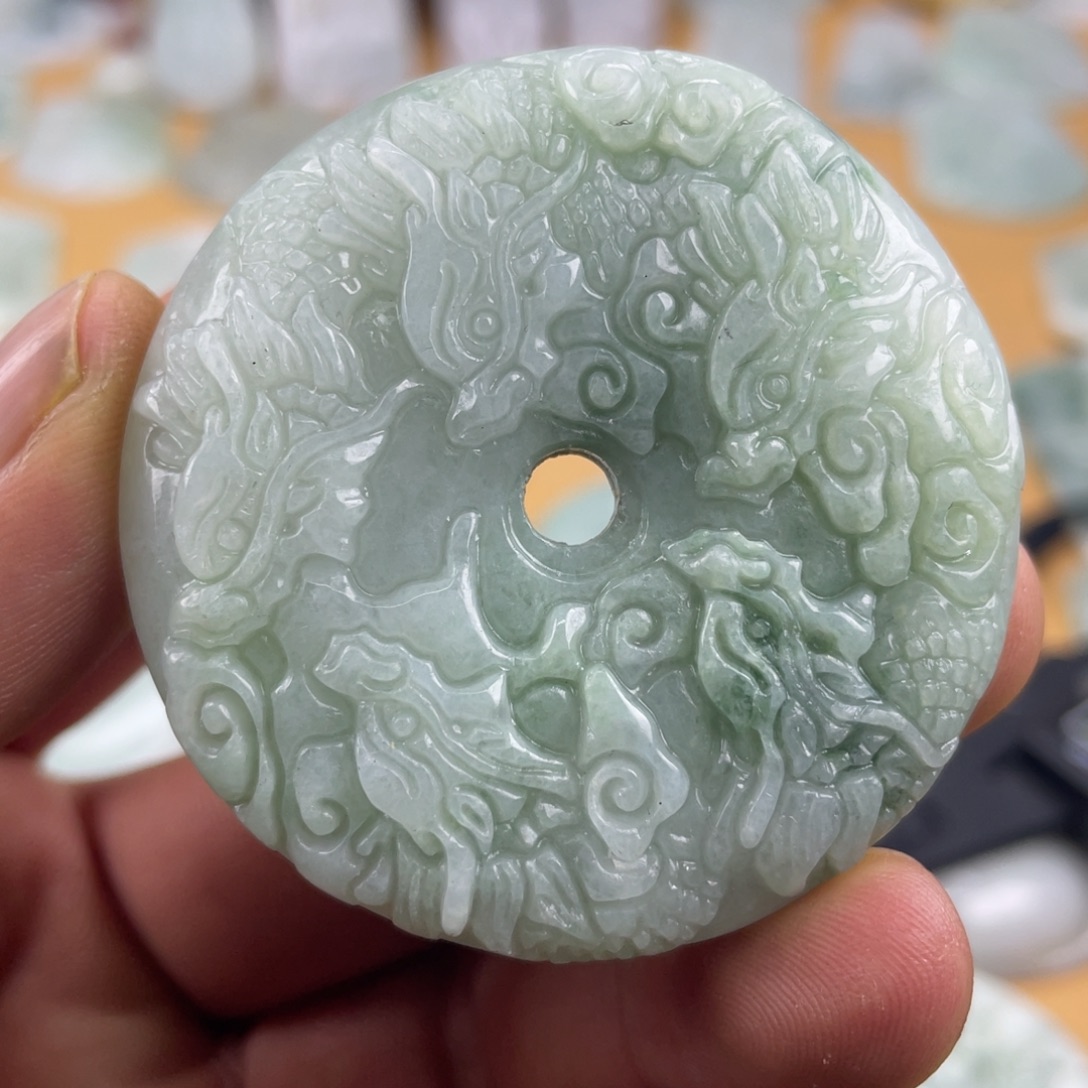 翡翠未镶嵌颈饰九龙扣