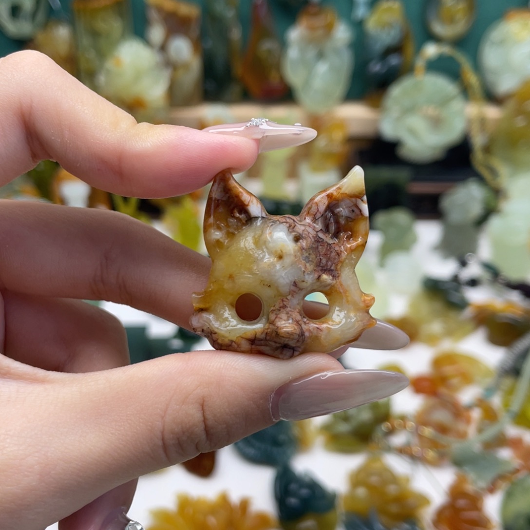 蛇纹石玉颈饰未镶嵌