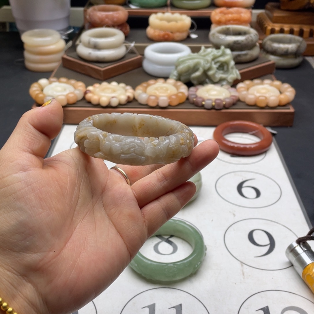 美***美石英岩玉未镶嵌手镯