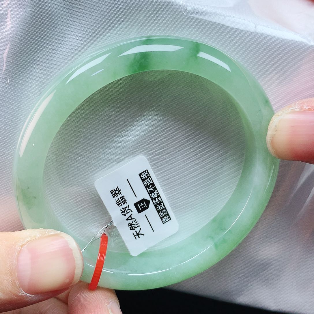 翡翠手镯未镶嵌54贵