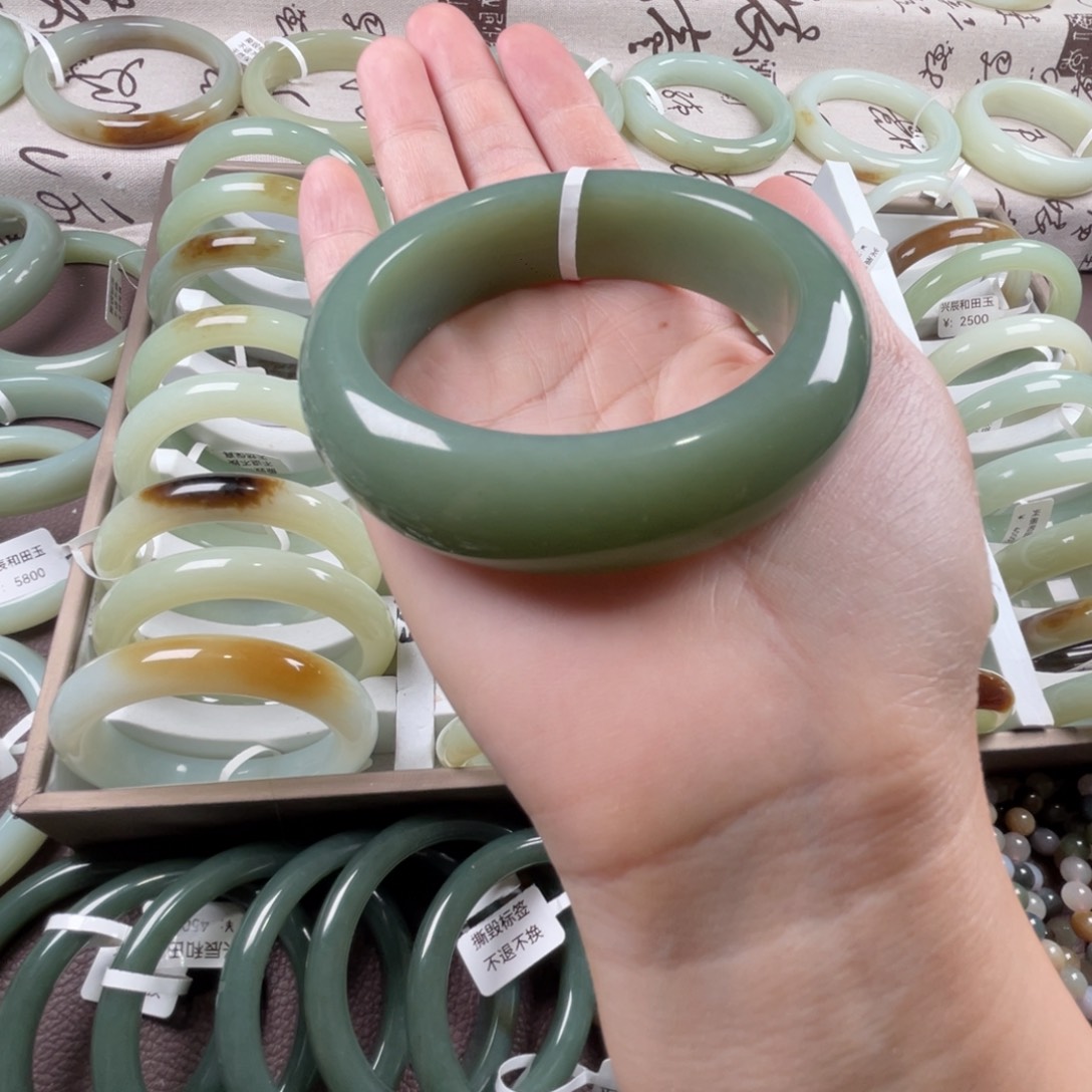 和田玉手镯未镶嵌