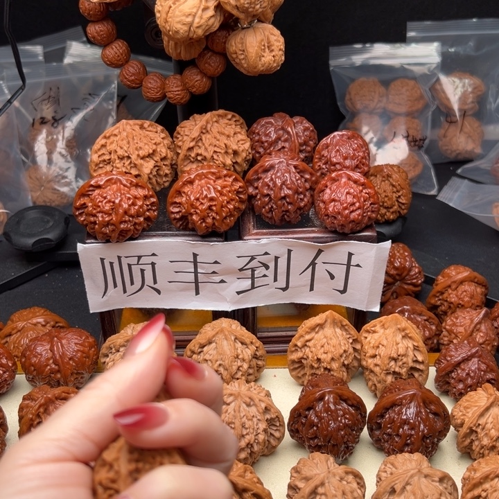 躺***户桃核吊坠哥哥哥哥哥哥