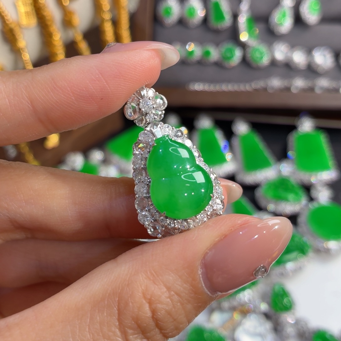 翡翠18K金镶嵌颈饰葫芦吊坠