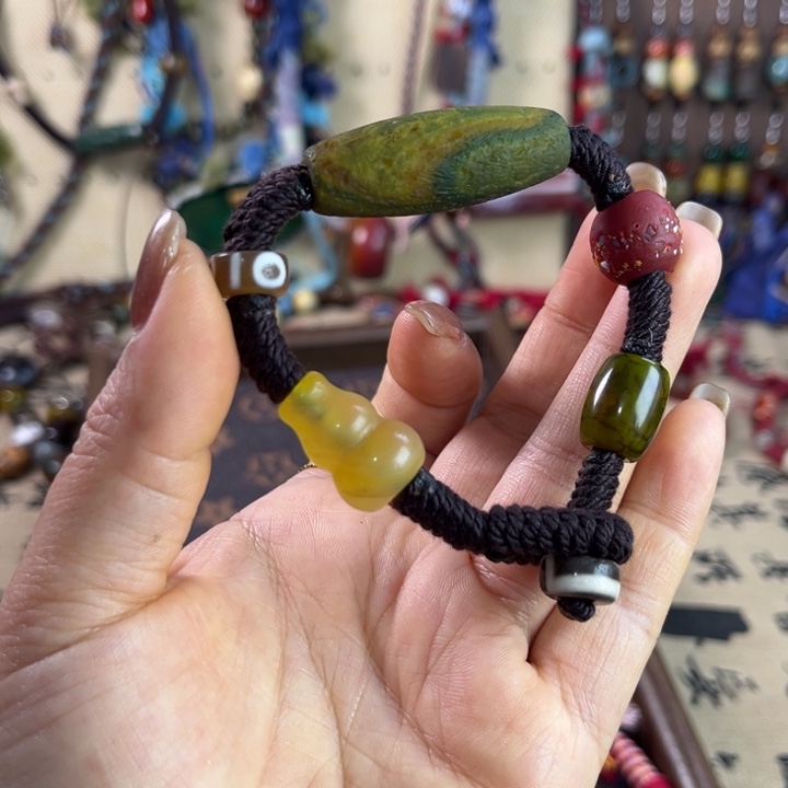 森***。玛瑙/玉髓未镶嵌颈饰