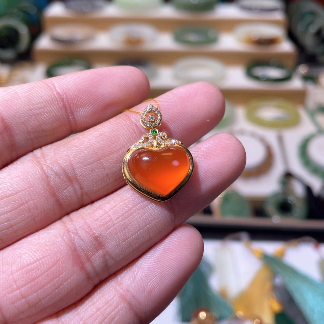 南红玛瑙收藏级冰红吊坠18K金镶嵌