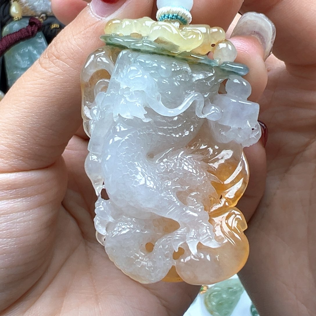 翡翠颈饰未镶嵌龙