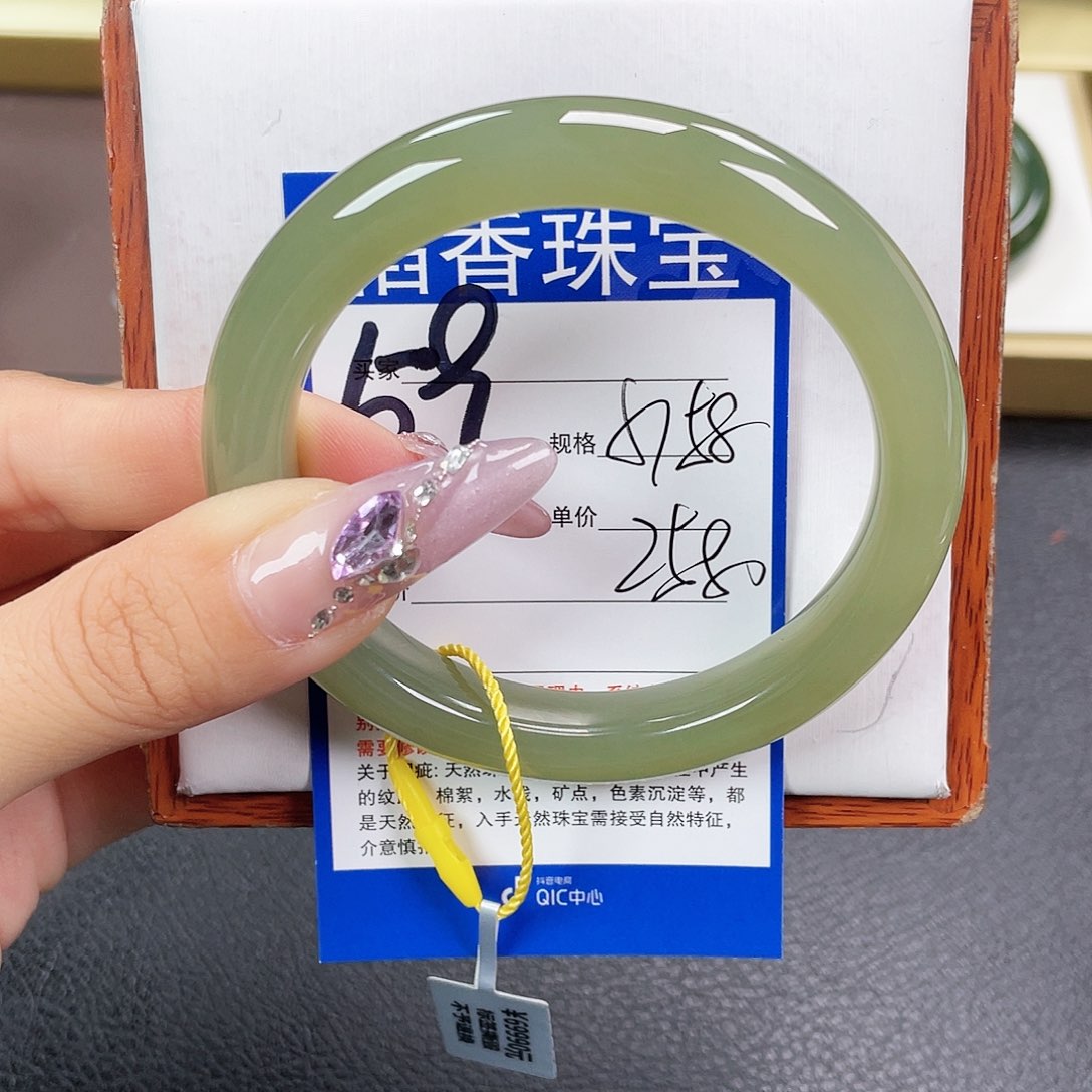 和田玉手镯未镶嵌