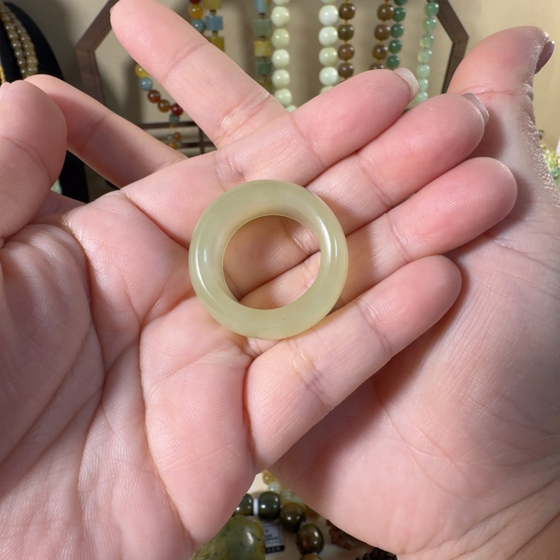 哆***梦蛇纹石玉未镶嵌戒指