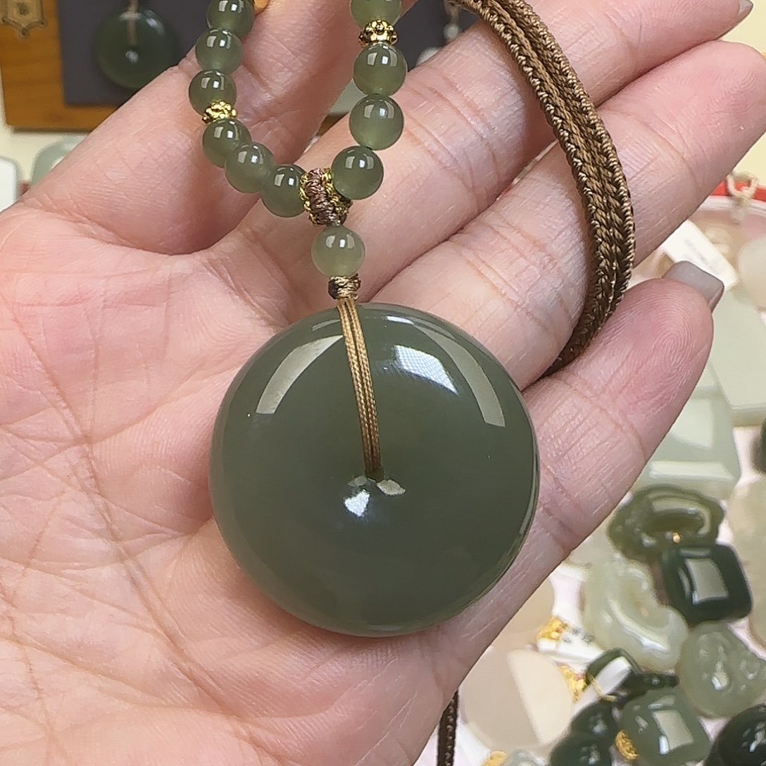 博***M和田玉未镶嵌颈饰