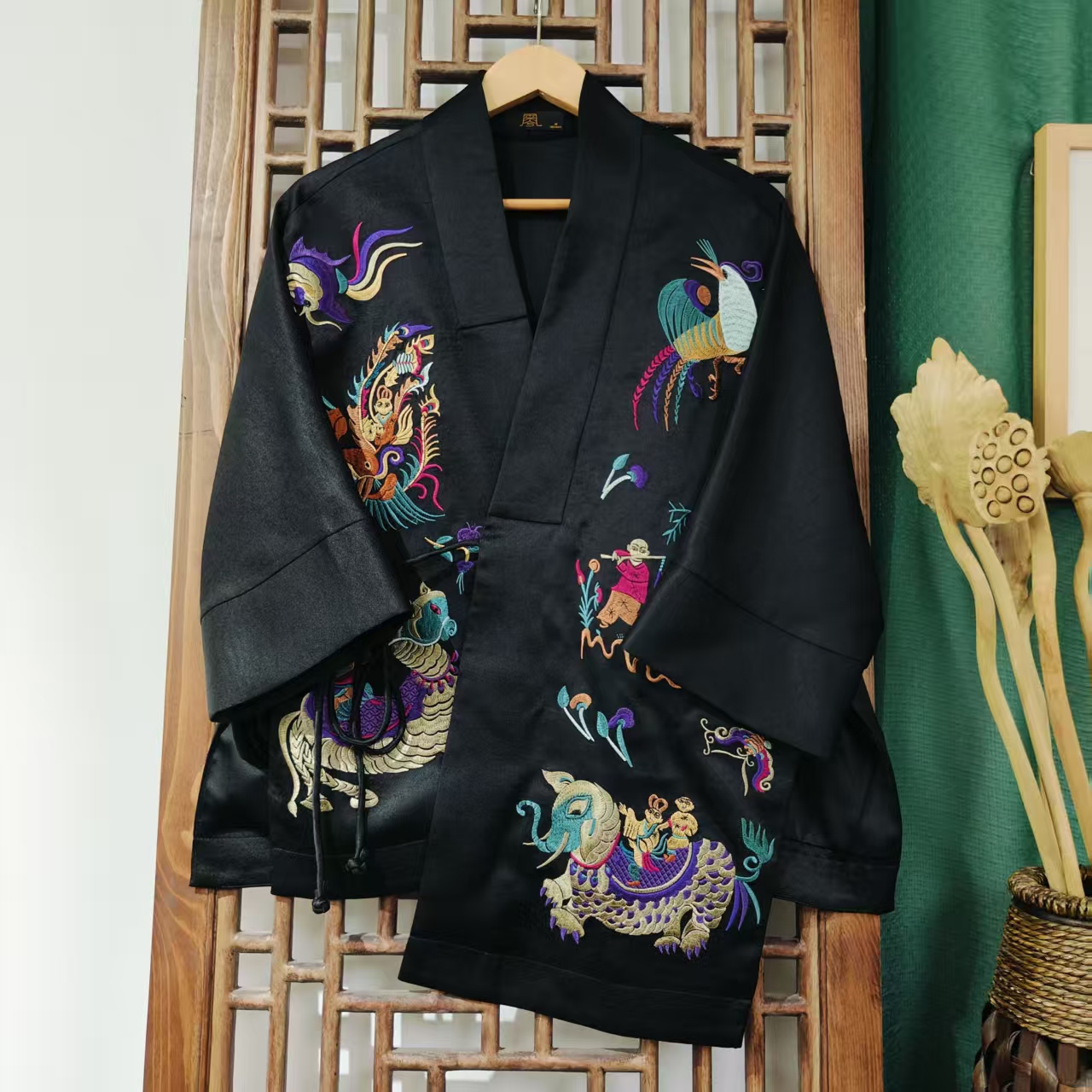 （LS256-1）凤徕兮私人定制黑色光板底彩图腾刺绣斜襟系绳上衣